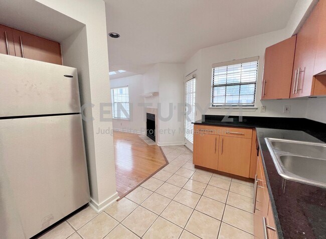 Building Photo - Beautiful 1/1.5 Condo in Dallas For Rent!