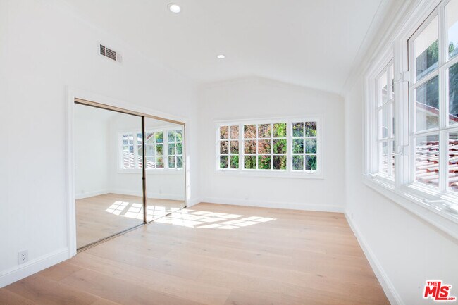 Building Photo - 10221 Briarwood Dr