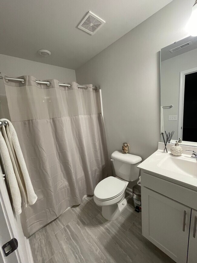Ground floor owner's suite ensuite full bathroom - 1081 Shoreside Dr