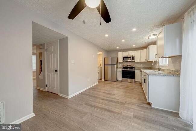 Building Photo - 6320 Lightburn Ct