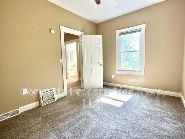 Building Photo - 806 John Farry Pl