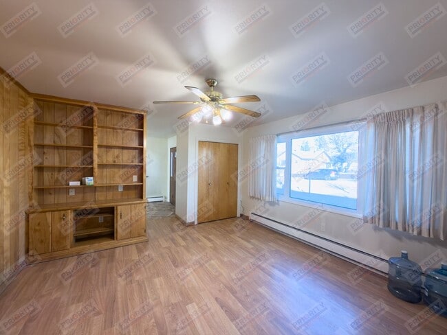 Building Photo - Large 4 bedroom, 2.5 bath downtown home