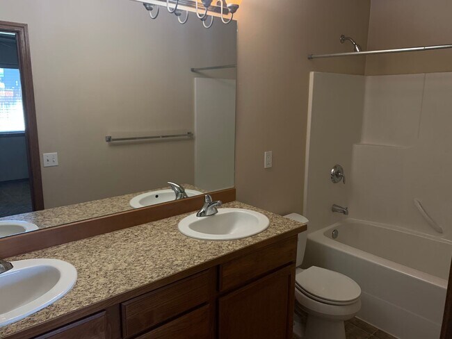 Building Photo - 4 Bedroom 2 Bathroom Rambler with Garage a...