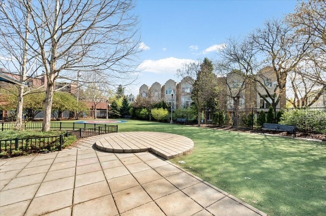 Building Photo - 1214 W School St