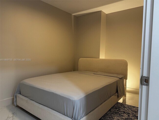 Building Photo - 700 NE 24th St