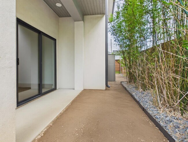 Building Photo - 4402 Mt Vernon Dr