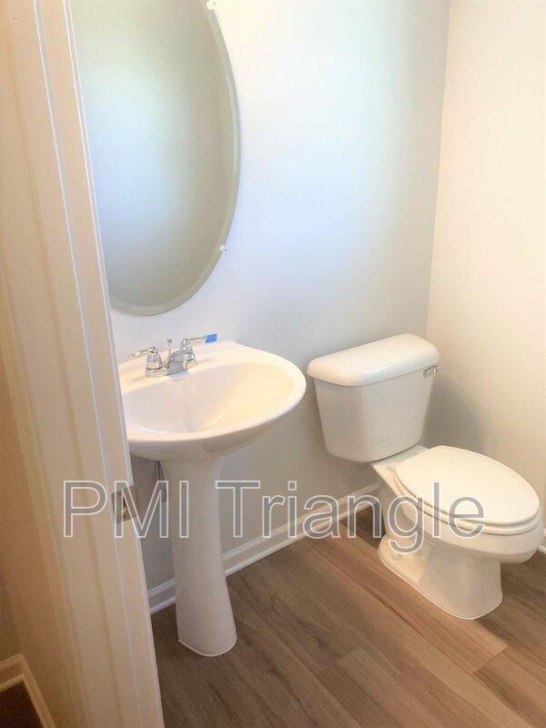 Building Photo - 802 Oak Center Dr