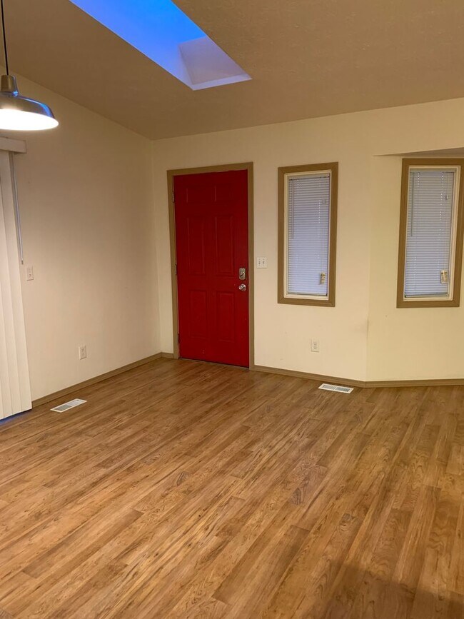 Building Photo - AVAILABLE NOW!! West side - 2 Bdrm, 1 Bath