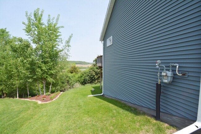 Building Photo - Spacious 4-Bedroom Home with Scenic Views ...