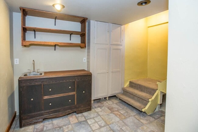 Building Photo - 4 bed/ 3 bath University Rental House ($3,...