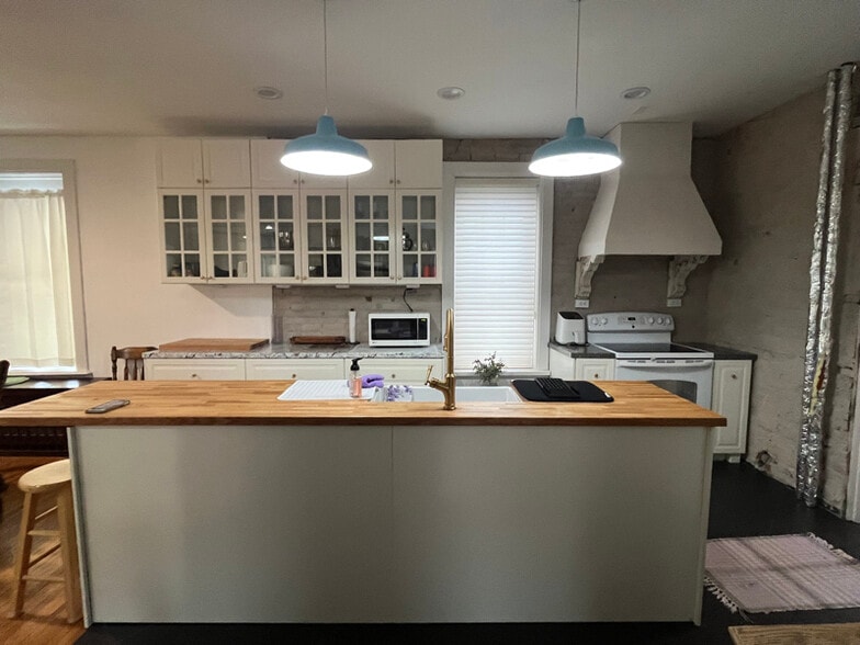 Building Photo - 811 Center St