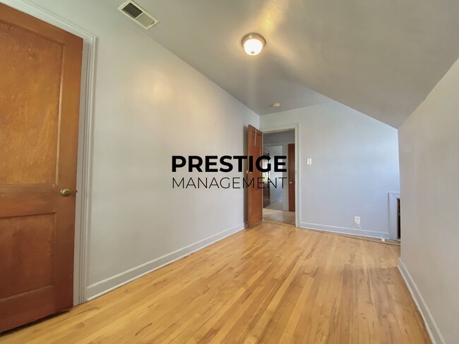Building Photo - Spacious 2BD Apartment With Den
