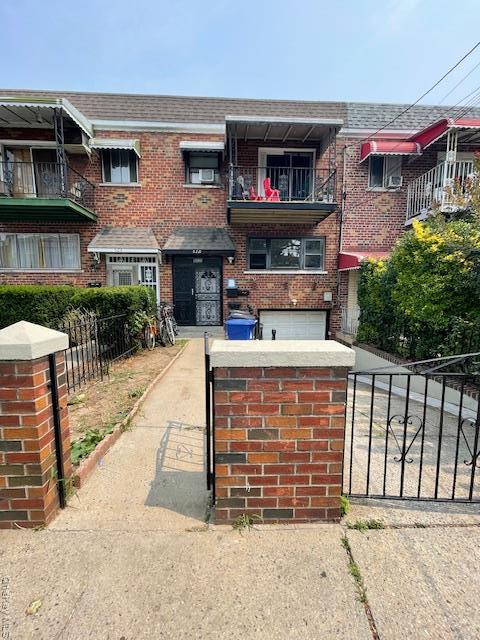 Primary Photo - 522 Taylor Ave