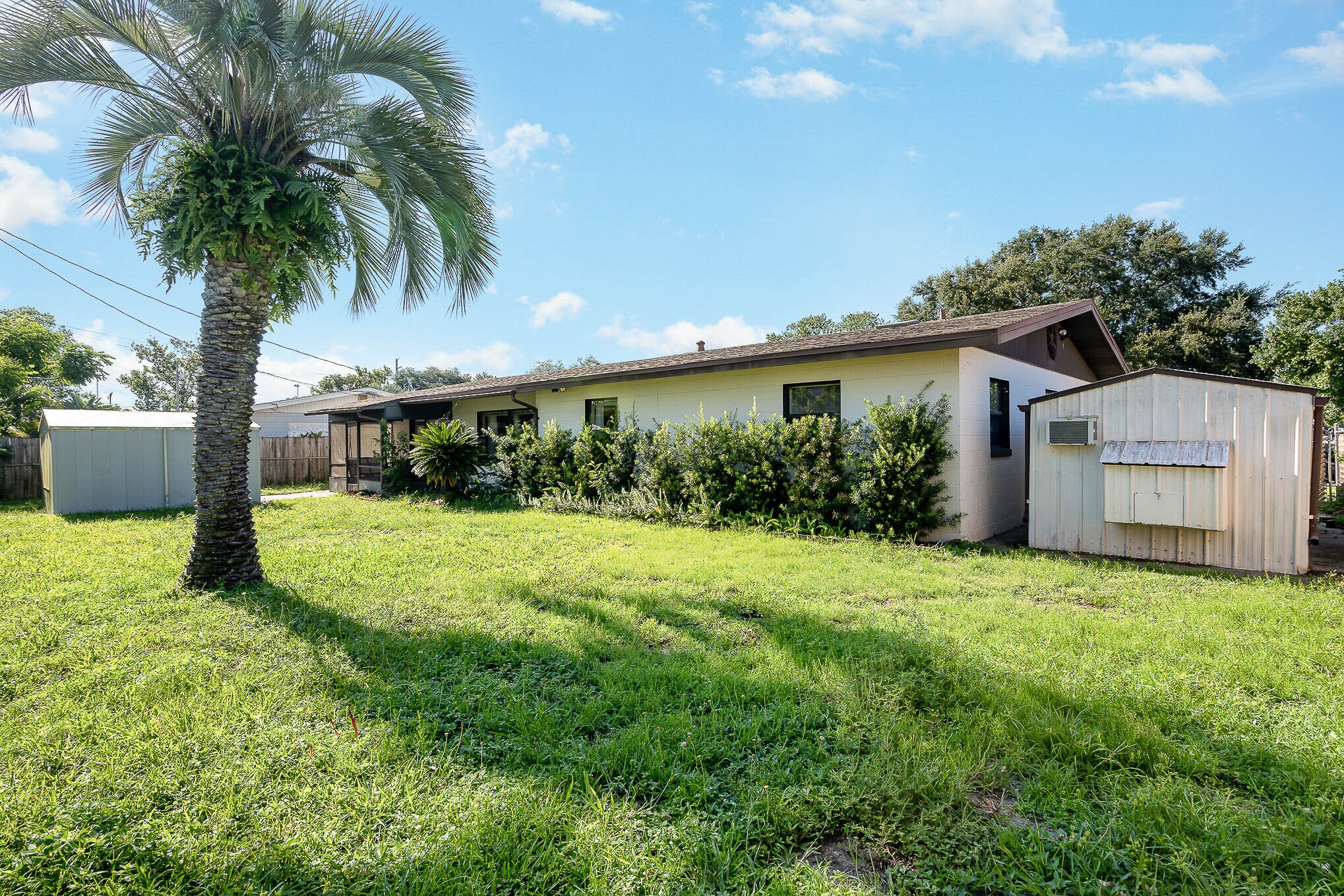 Large fenced back yard with storage shed - 2908 Ivy St