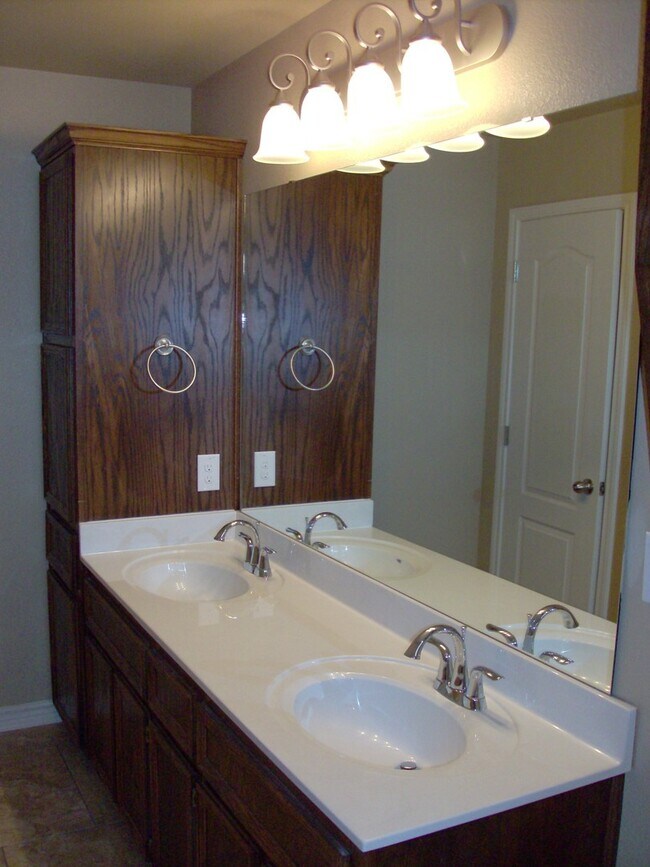 Building Photo - 5605 Settlers Ct