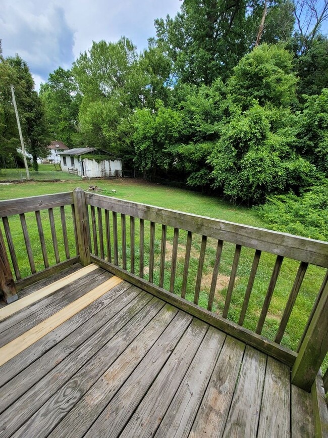 Building Photo - 2 BR off Old Winston Rd!