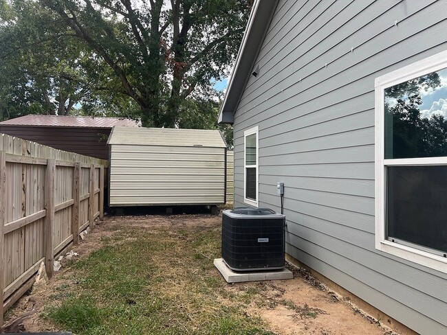 Building Photo - 1841 Caroline Ln