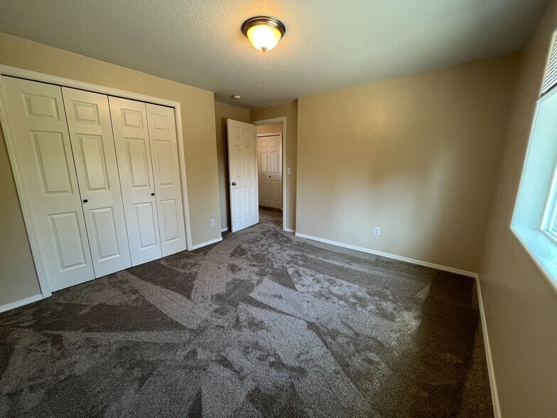 Building Photo - 1371 Ridgeview St