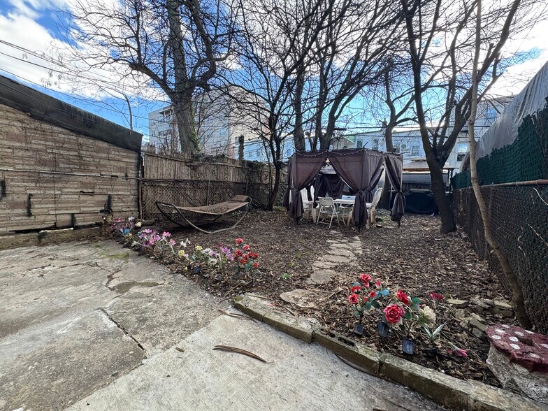 Building Photo - 522 51st St