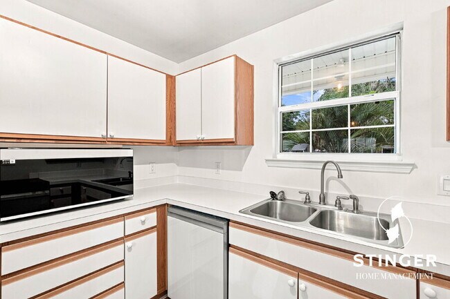 Building Photo - 54 Ardmore Ave