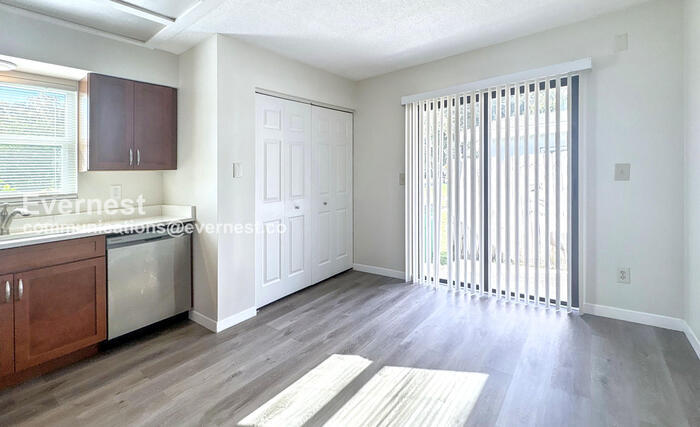 Building Photo - 2901 Bay View Dr