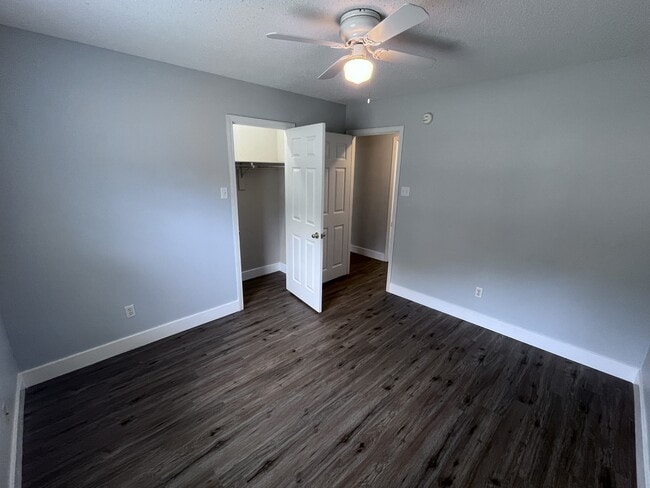 Building Photo - 33 Shaded Oaks Dr