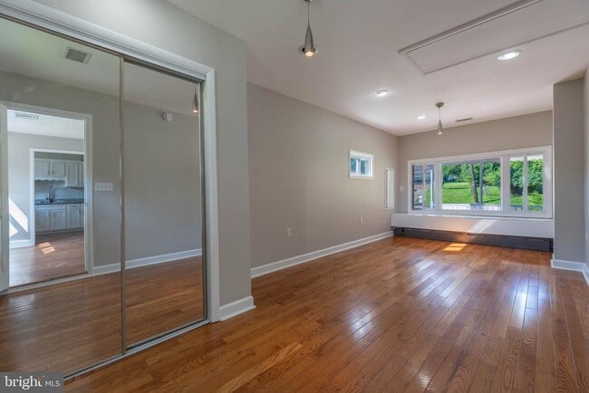 Building Photo - 360 Hollowbrook Dr