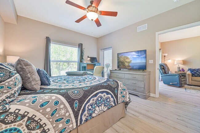 Building Photo - **Annual Lease -  Naples 2/2Furnished Cond...