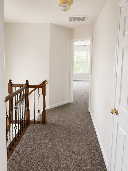 Upstairs hall to Main bedroom - 109 Coral Reef Ct