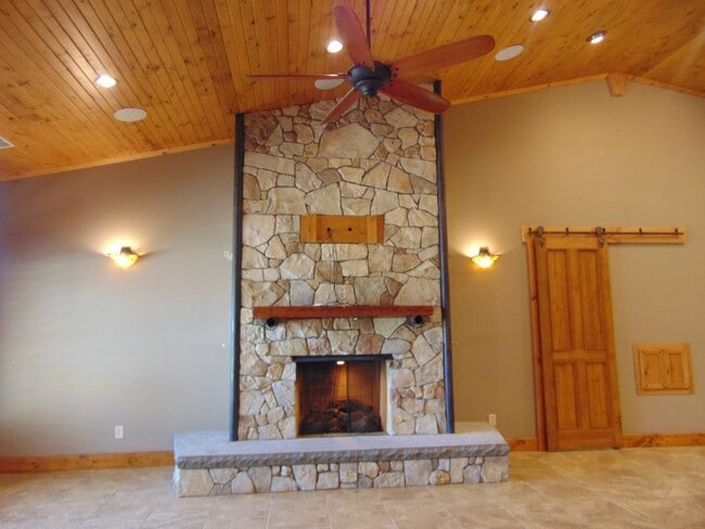 Building Photo - Majestic 3 Bed Mid MO Ranch!
