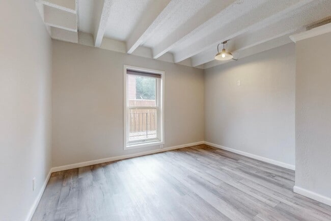 Building Photo - 1100 Alvarado Dr SE