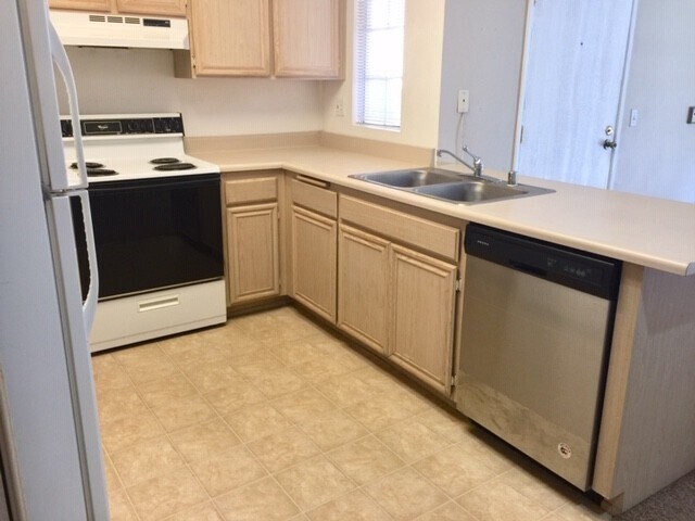 Building Photo - RB 2 Br 2 BathPetOK+washer+Dryer All Appl 2 Prkg spots>TEXT 858-774-1574