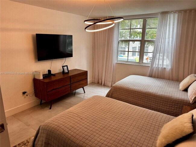 Building Photo - 19555 E Country Club Dr