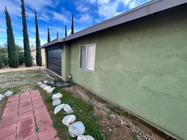 Building Photo - 3-bedroom 2 bath Home with Central AC - Fully Furnished