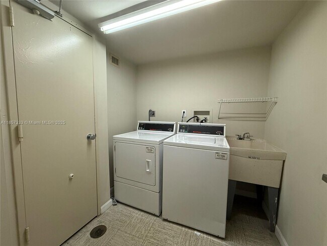 Building Photo - 20505 E Country Club Dr