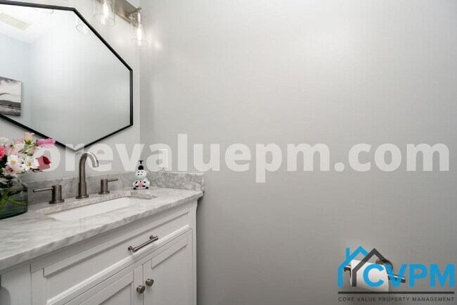Building Photo - 15952 Alameda Dr