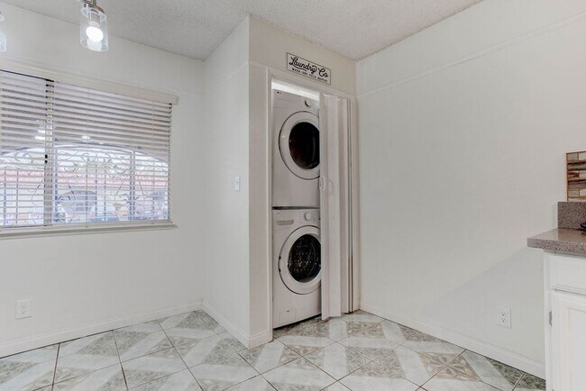 Building Photo - 808 Hedge Way