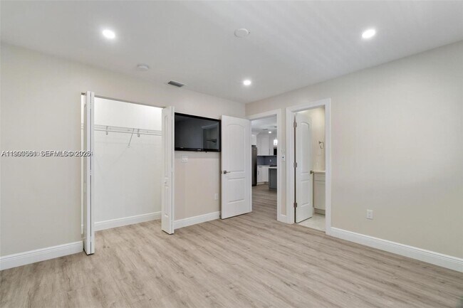 Building Photo - 330 W 74th Pl