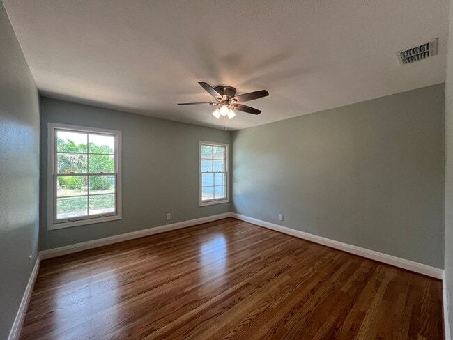 Building Photo - UPDATED HOME IN LAMAR PARK!!