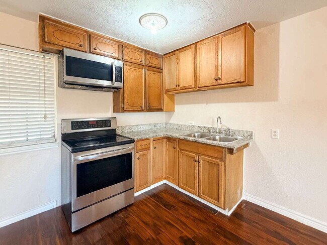Building Photo - Beautiful 6 bed, 2 bath home in Burleson!