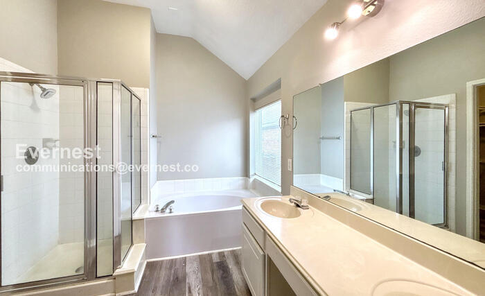 Building Photo - 9926 Goldenglade Dr
