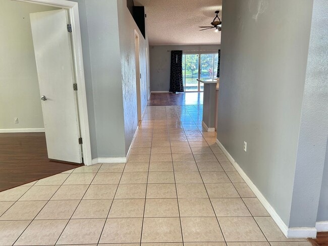 Building Photo - Waterfront Pool Home in Waterford Lakes