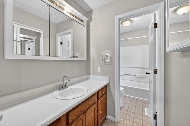 Building Photo - 1040 Rim Rd