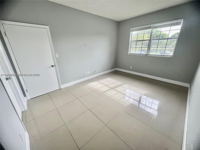 Building Photo - 660 Cypress Club Way