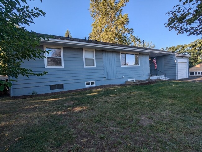 Building Photo - Fabulous 4 Bedroom 2 Bath House with Big F...