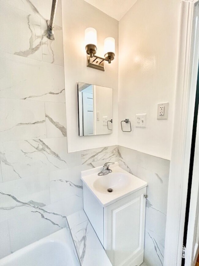 Building Photo - 4534 Avondale St