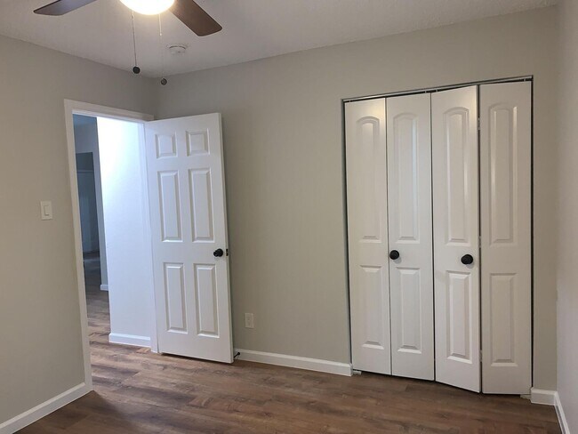 Building Photo - 120 Plumthicket Way