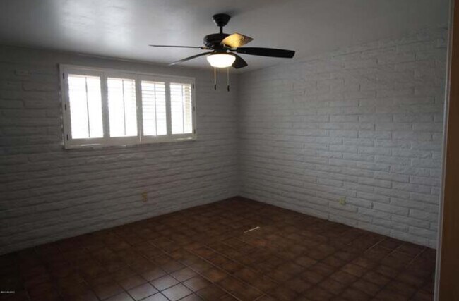 Building Photo - 1321 W Newton Dr