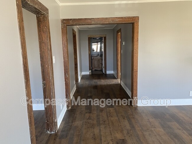 Building Photo - 1204 Valley Dr SW