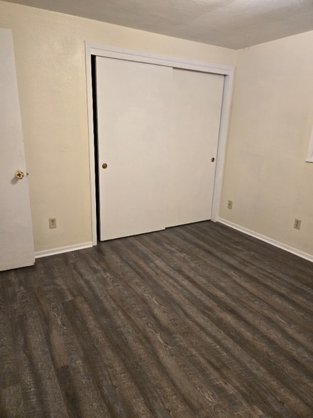 Building Photo - 513 N Oak Ave